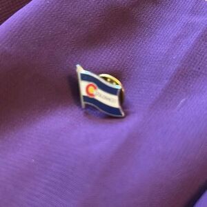 Colorado state flag lapel pin.